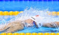 米兰体育入口-迈凯伦险胜法拉利，塞恩斯高光表现背后的战术博弈