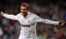 米兰体育下载-绿茵场与硬木地，双线争锋下的速度美学