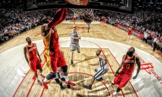 米兰-雄鹿完胜太阳，陶汉林状态火热，当CBA内线猛兽在NBA赛场打出唯一性的疯狂夜晚