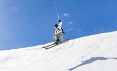 中国米兰体育-梅赛德斯险胜红牛二队，维斯塔潘如何扛起全队走向胜利