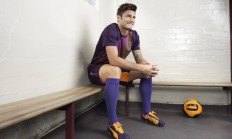 ac米兰-引擎撕裂夜幕，武切维奇在F1街道赛之夜刷新历史的一圈