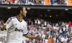 ac米兰体育官网-欧冠决赛焦点战，佛罗伦萨完胜里昂，紫百合绽放欧洲之巅