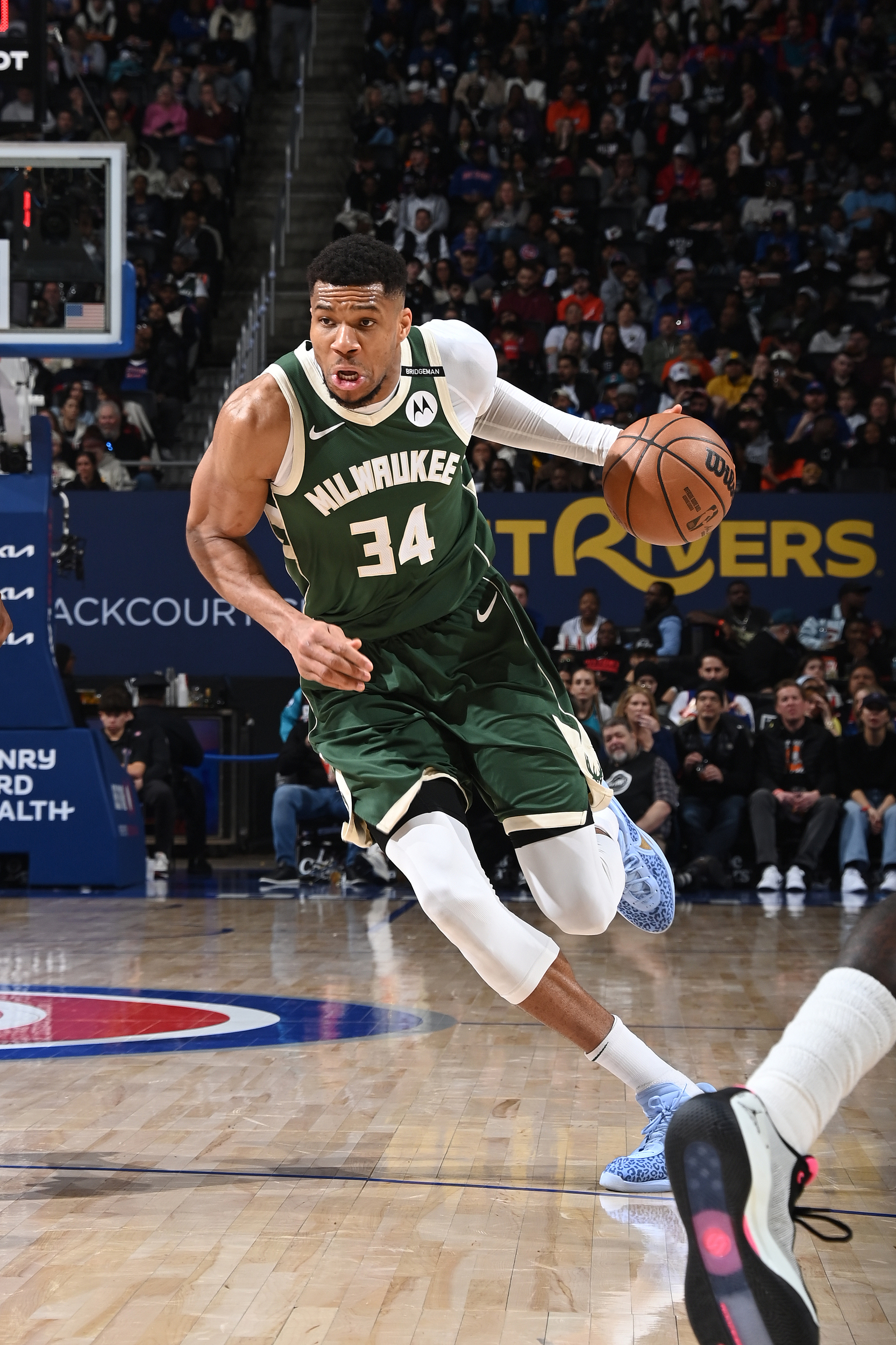 包含德国男篮逆转篮网，字母哥惊艳世界的词条