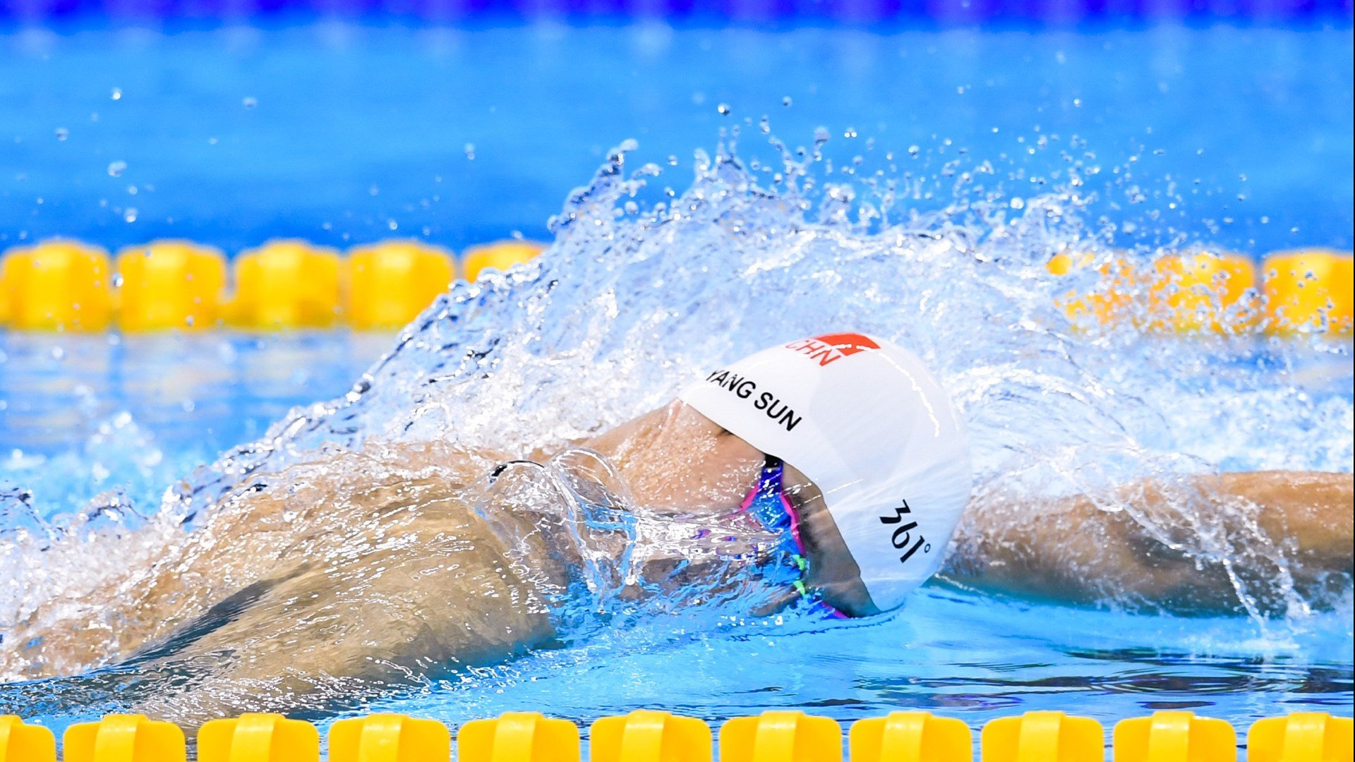 迈凯伦险胜法拉利，塞恩斯高光表现背后的战术博弈